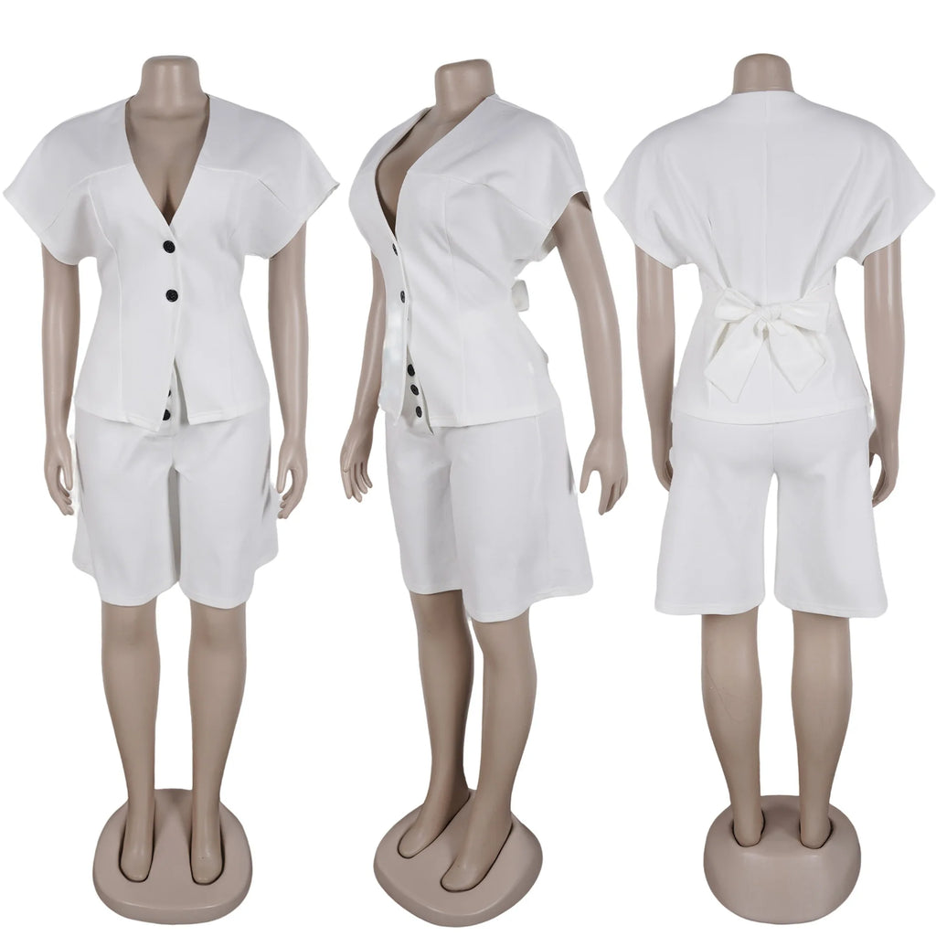 Conjunto de pantalón de 2 piezas para mujer

Conjunto a juego liso con chaqueta abotonada de manga corta, cuello en V, cintura alta y pantalón amplio hasta la rodilla. Corte holgado. Colección otoño 2026.