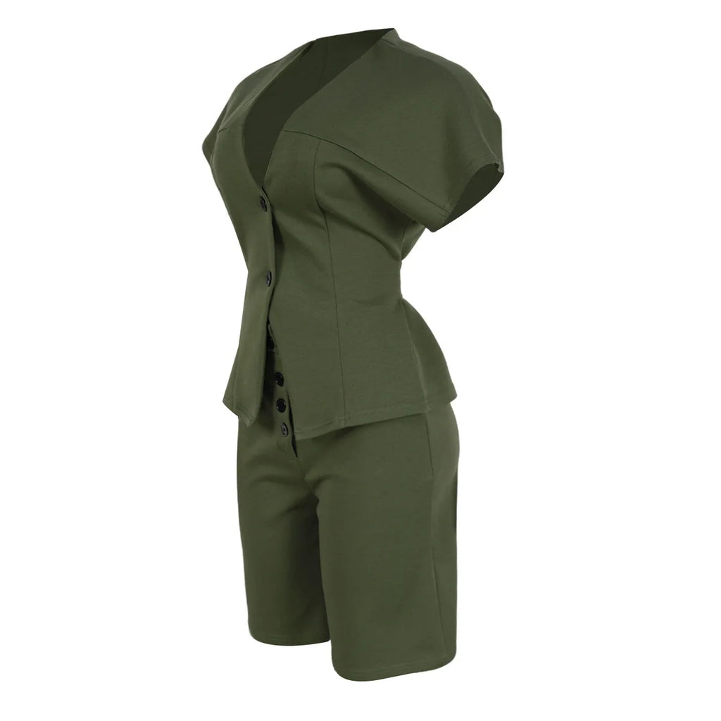Conjunto de pantalón de 2 piezas para mujer

Conjunto a juego liso con chaqueta abotonada de manga corta, cuello en V, cintura alta y pantalón amplio hasta la rodilla. Corte holgado. Colección otoño 2026.