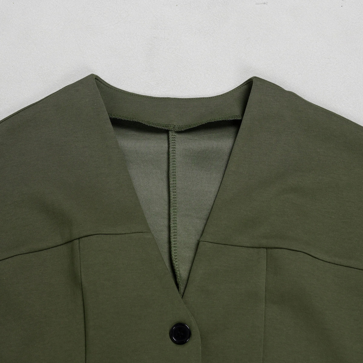 Conjunto de pantalón de 2 piezas para mujer

Conjunto a juego liso con chaqueta abotonada de manga corta, cuello en V, cintura alta y pantalón amplio hasta la rodilla. Corte holgado. Colección otoño 2026.