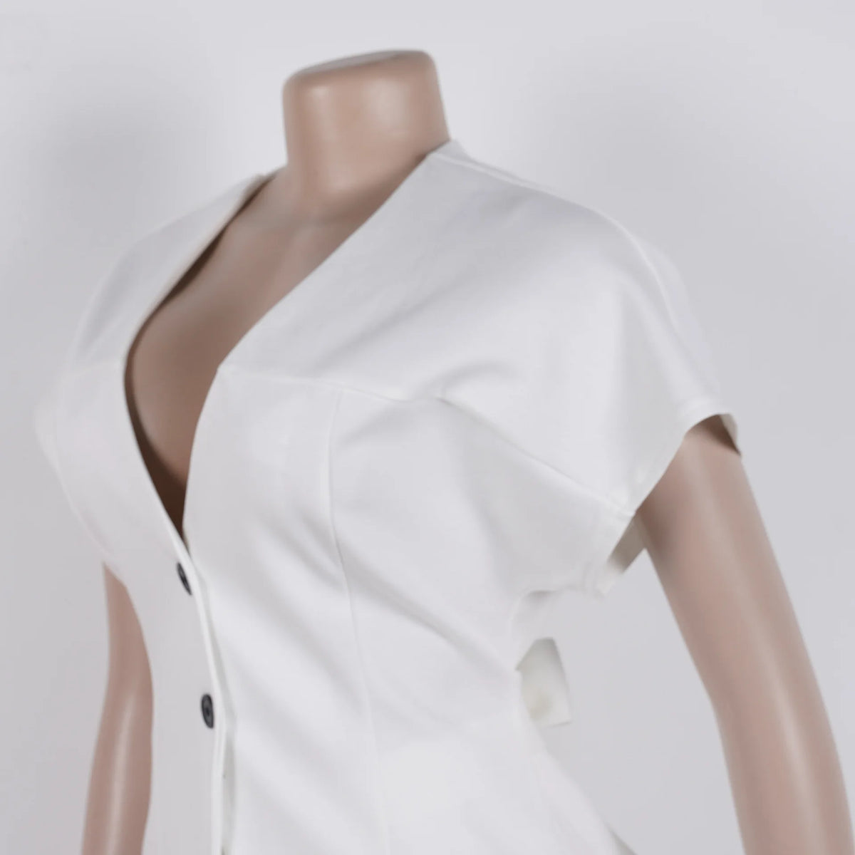 Conjunto de pantalón de 2 piezas para mujer

Conjunto a juego liso con chaqueta abotonada de manga corta, cuello en V, cintura alta y pantalón amplio hasta la rodilla. Corte holgado. Colección otoño 2026.
