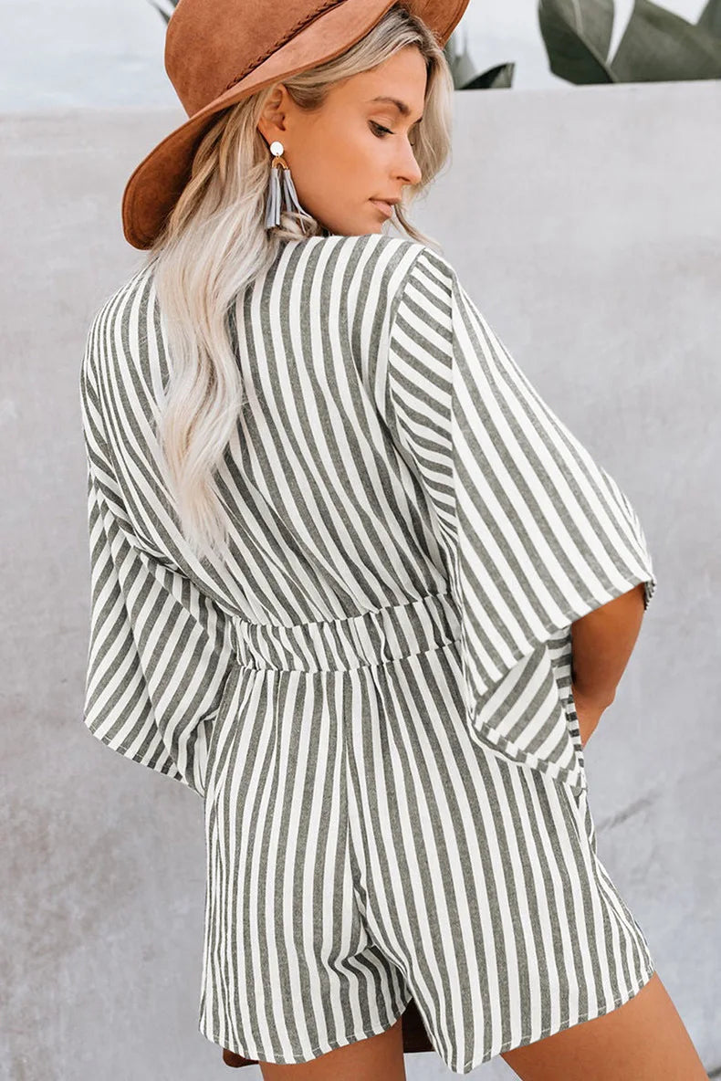 🤍 Mono de Mujer a Rayas con Escote en V

Mono holgado de verano con detalle de cordones