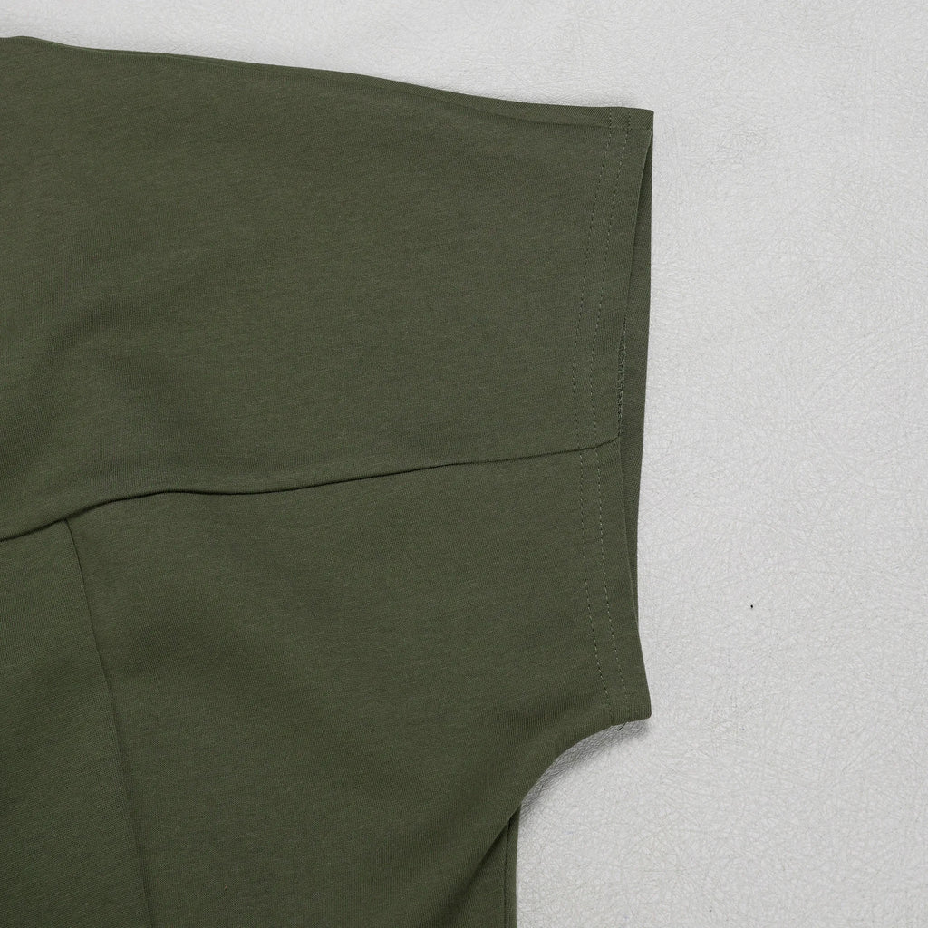 Conjunto de pantalón de 2 piezas para mujer

Conjunto a juego liso con chaqueta abotonada de manga corta, cuello en V, cintura alta y pantalón amplio hasta la rodilla. Corte holgado. Colección otoño 2026.