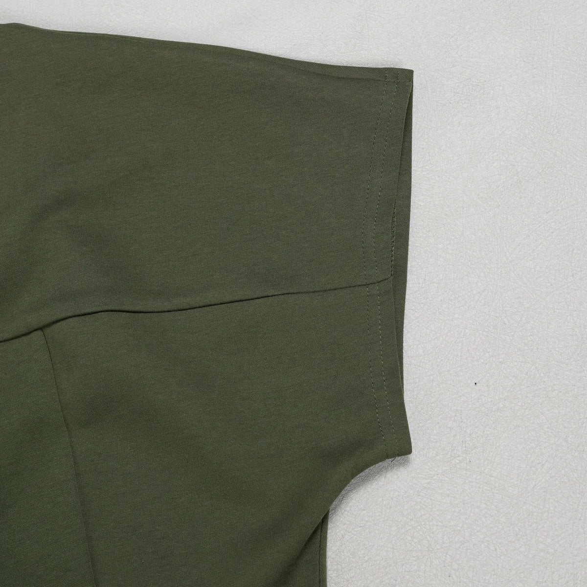 Conjunto de pantalón de 2 piezas para mujer

Conjunto a juego liso con chaqueta abotonada de manga corta, cuello en V, cintura alta y pantalón amplio hasta la rodilla. Corte holgado. Colección otoño 2026.