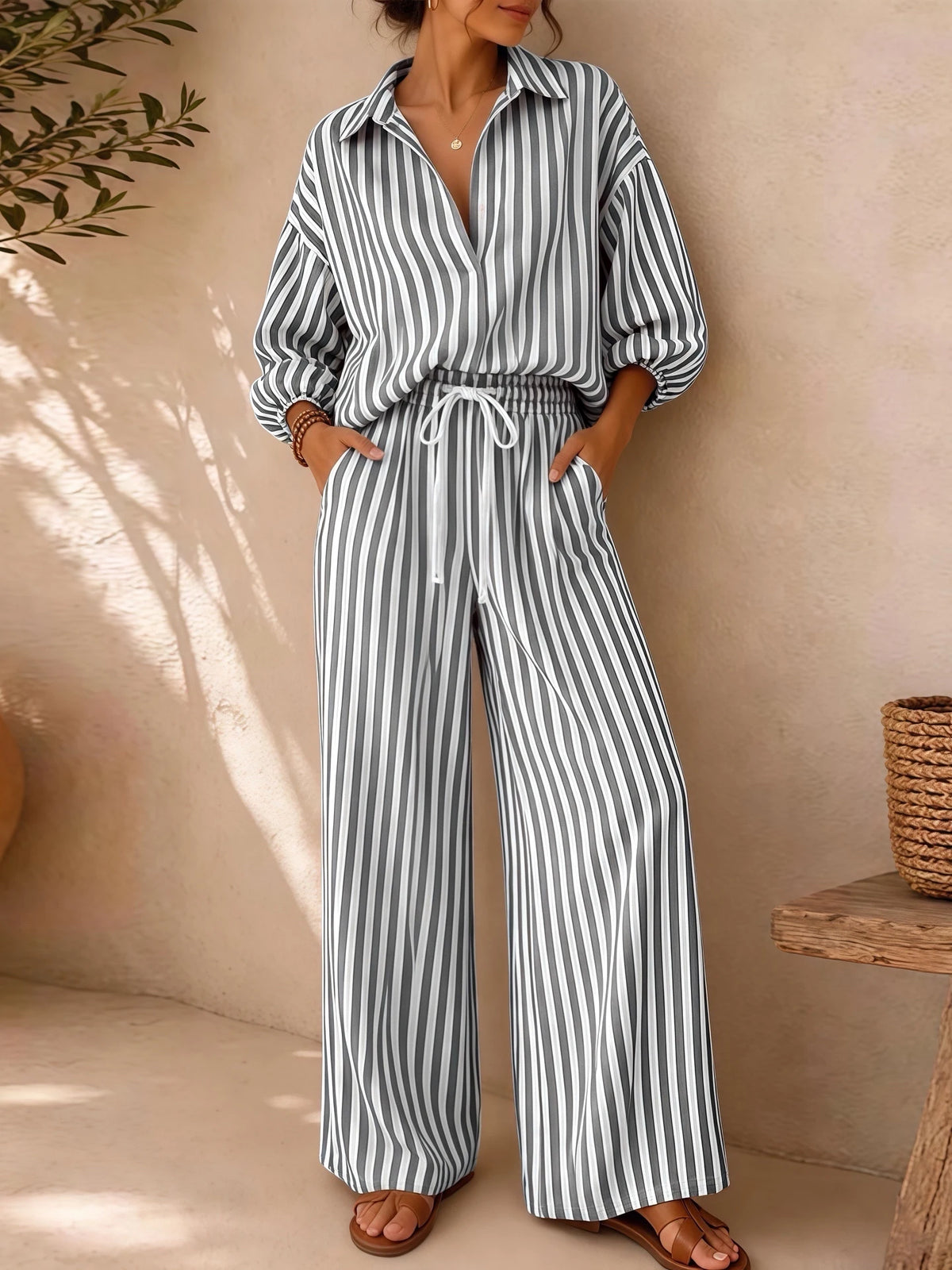 🤍 Conjunto de Verano a Rayas

Top de escote en V con manga 3/4 + pantalón recto con cordón