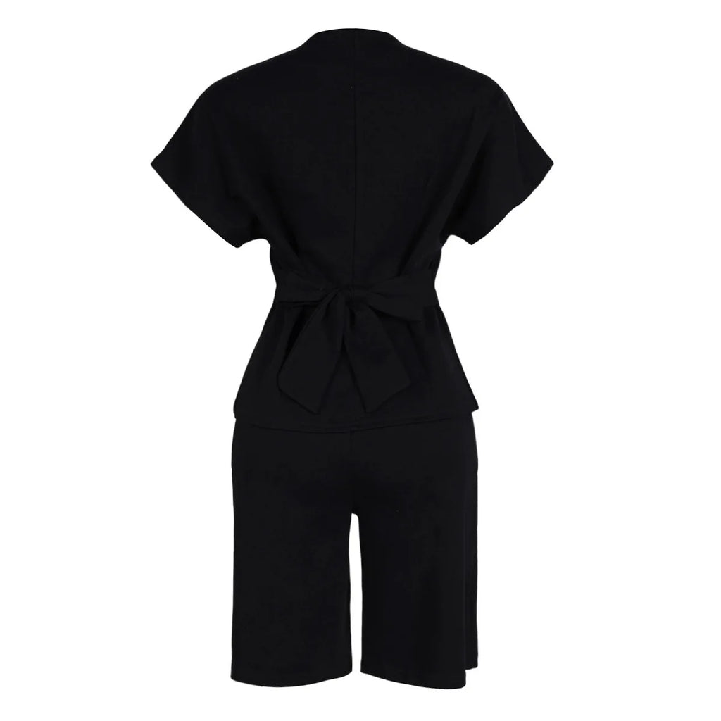 Conjunto de pantalón de 2 piezas para mujer

Conjunto a juego liso con chaqueta abotonada de manga corta, cuello en V, cintura alta y pantalón amplio hasta la rodilla. Corte holgado. Colección otoño 2026.