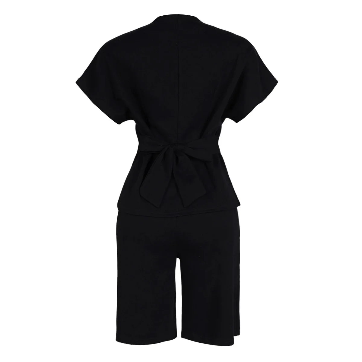 Conjunto de pantalón de 2 piezas para mujer

Conjunto a juego liso con chaqueta abotonada de manga corta, cuello en V, cintura alta y pantalón amplio hasta la rodilla. Corte holgado. Colección otoño 2026.