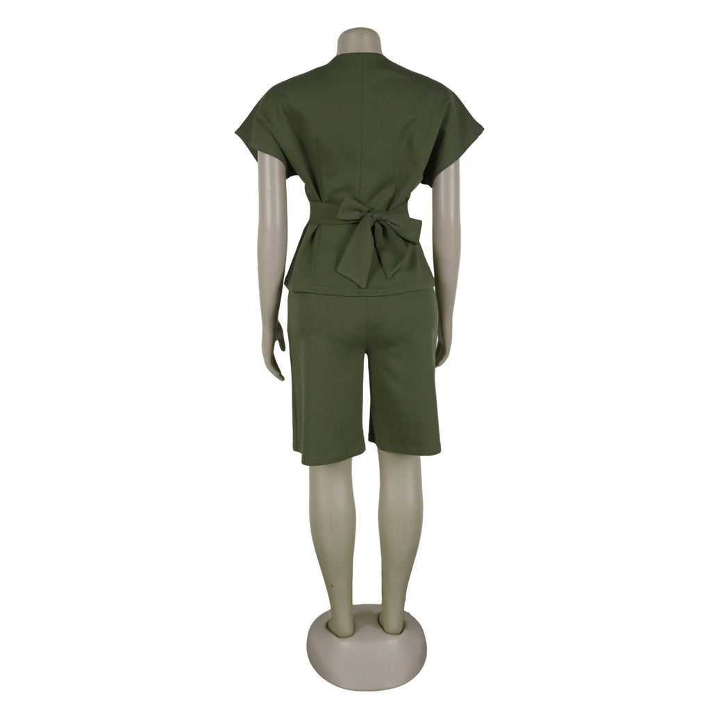 Conjunto de pantalón de 2 piezas para mujer

Conjunto a juego liso con chaqueta abotonada de manga corta, cuello en V, cintura alta y pantalón amplio hasta la rodilla. Corte holgado. Colección otoño 2026.