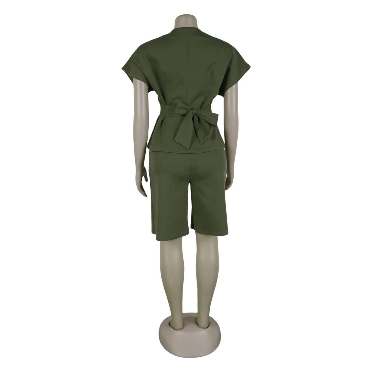 Conjunto de pantalón de 2 piezas para mujer

Conjunto a juego liso con chaqueta abotonada de manga corta, cuello en V, cintura alta y pantalón amplio hasta la rodilla. Corte holgado. Colección otoño 2026.