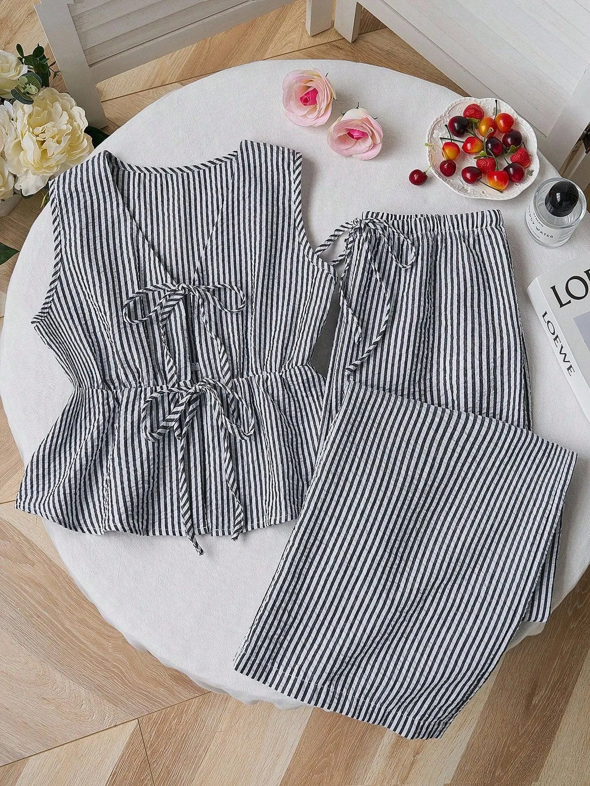 Conjunto de 2 piezas de rayas – Blusa de cuello V y pantalón de pierna ancha

Estilo: Casual / elegante
Temporada: Primavera-Verano
Tipo: Conjunto de pantalón
Detalles: Rayas · cuello V · cordones · sin mangas · cintu