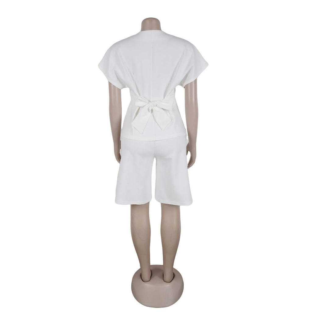 Conjunto de pantalón de 2 piezas para mujer

Conjunto a juego liso con chaqueta abotonada de manga corta, cuello en V, cintura alta y pantalón amplio hasta la rodilla. Corte holgado. Colección otoño 2026.