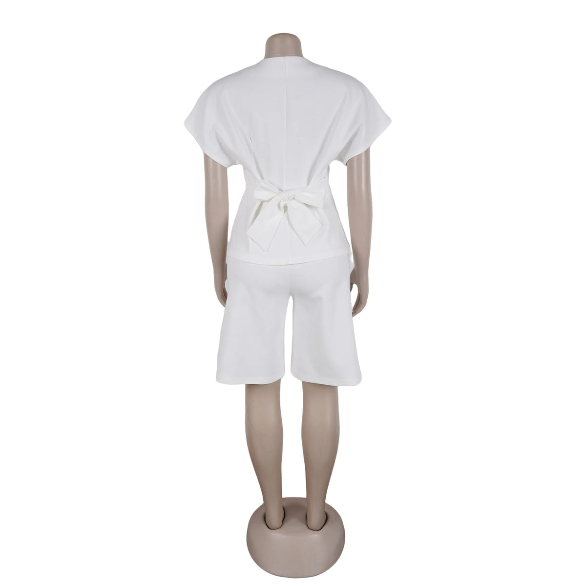 Conjunto de pantalón de 2 piezas para mujer

Conjunto a juego liso con chaqueta abotonada de manga corta, cuello en V, cintura alta y pantalón amplio hasta la rodilla. Corte holgado. Colección otoño 2026.