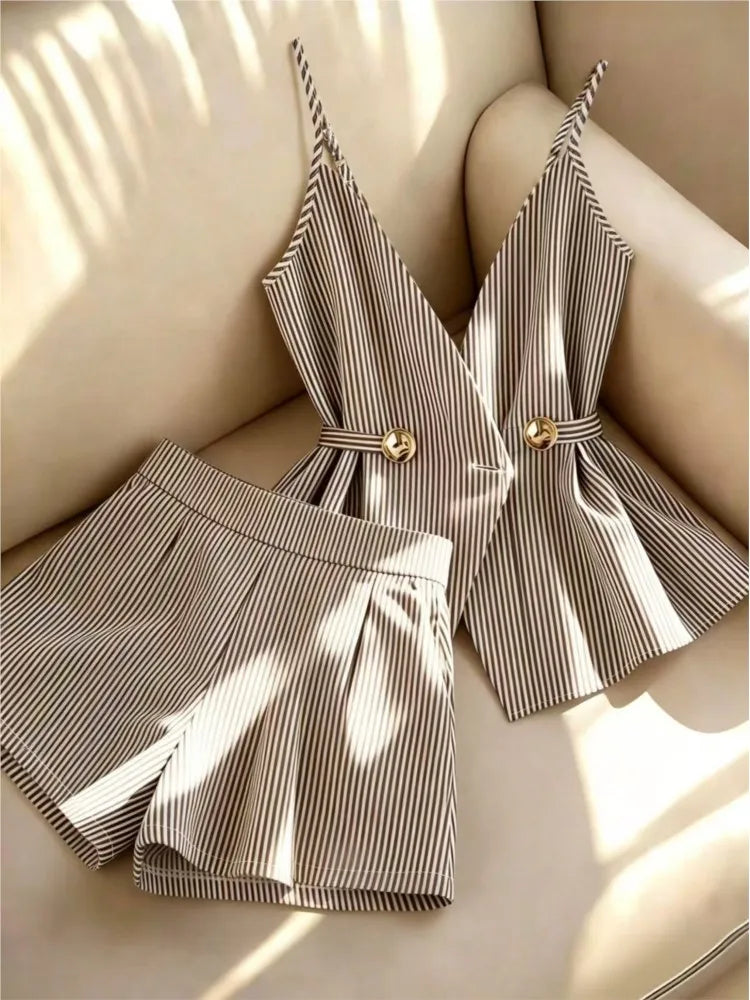 Conjunto de 2 piezas de rayas – Top con cordones y shorts plisados

Categoría: Conjuntos → Conjuntos de verano
Tipo: Conjunto de shorts
Estilo: Elegante / Casual
Temporada: Verano
Etiquetas: rayas · shorts · cintura al