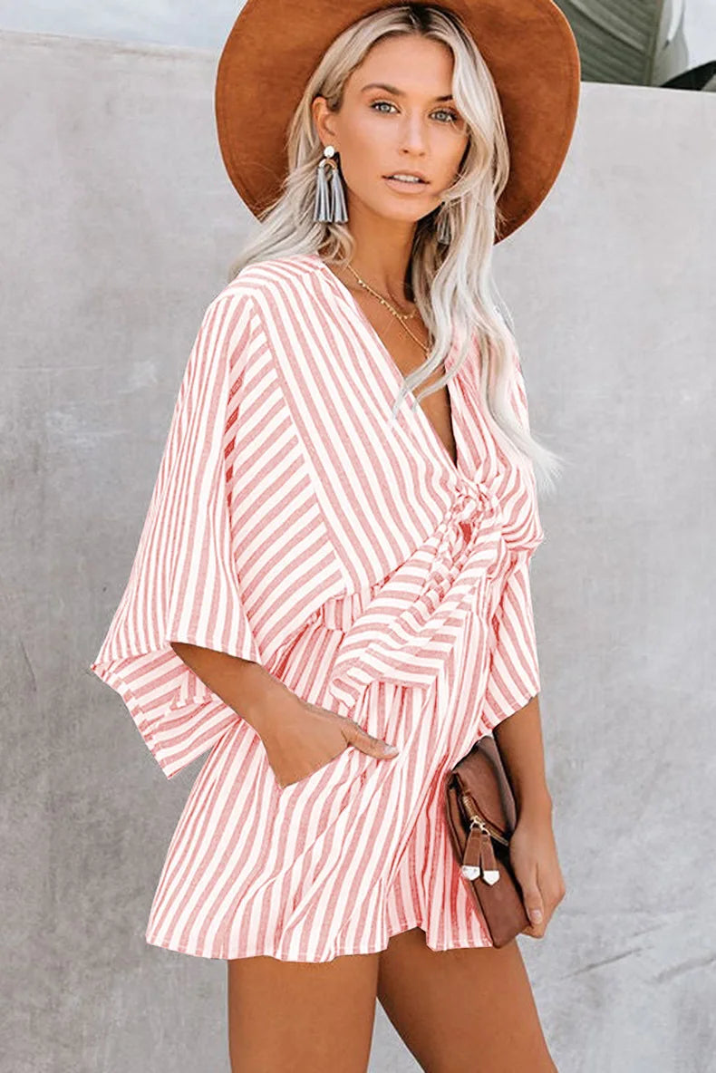🤍 Mono de Mujer a Rayas con Escote en V

Mono holgado de verano con detalle de cordones