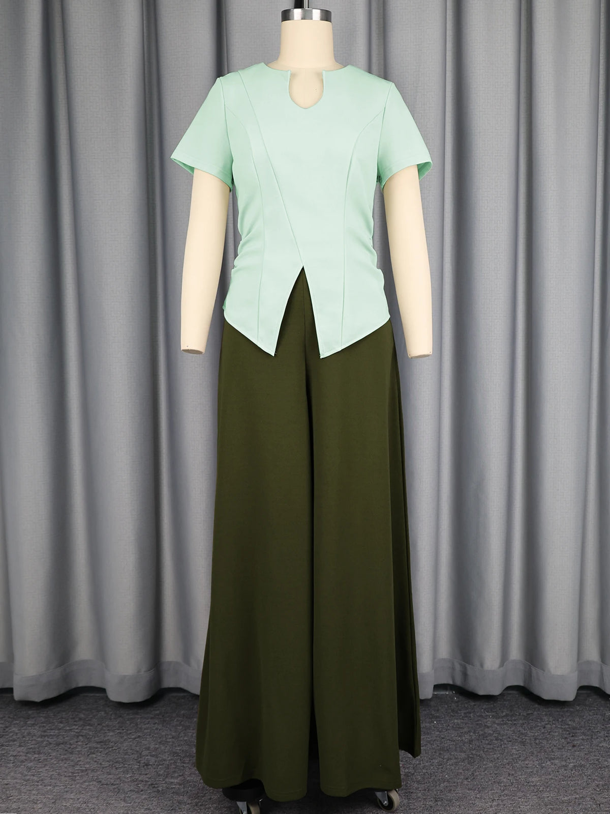 Conjunto casual de 2 piezas para mujer: top elegante de manga corta con cuello en V y pantalón de pierna ancha de cintura alta. Un conjunto sencillo, elegante y moderno para el día a día.