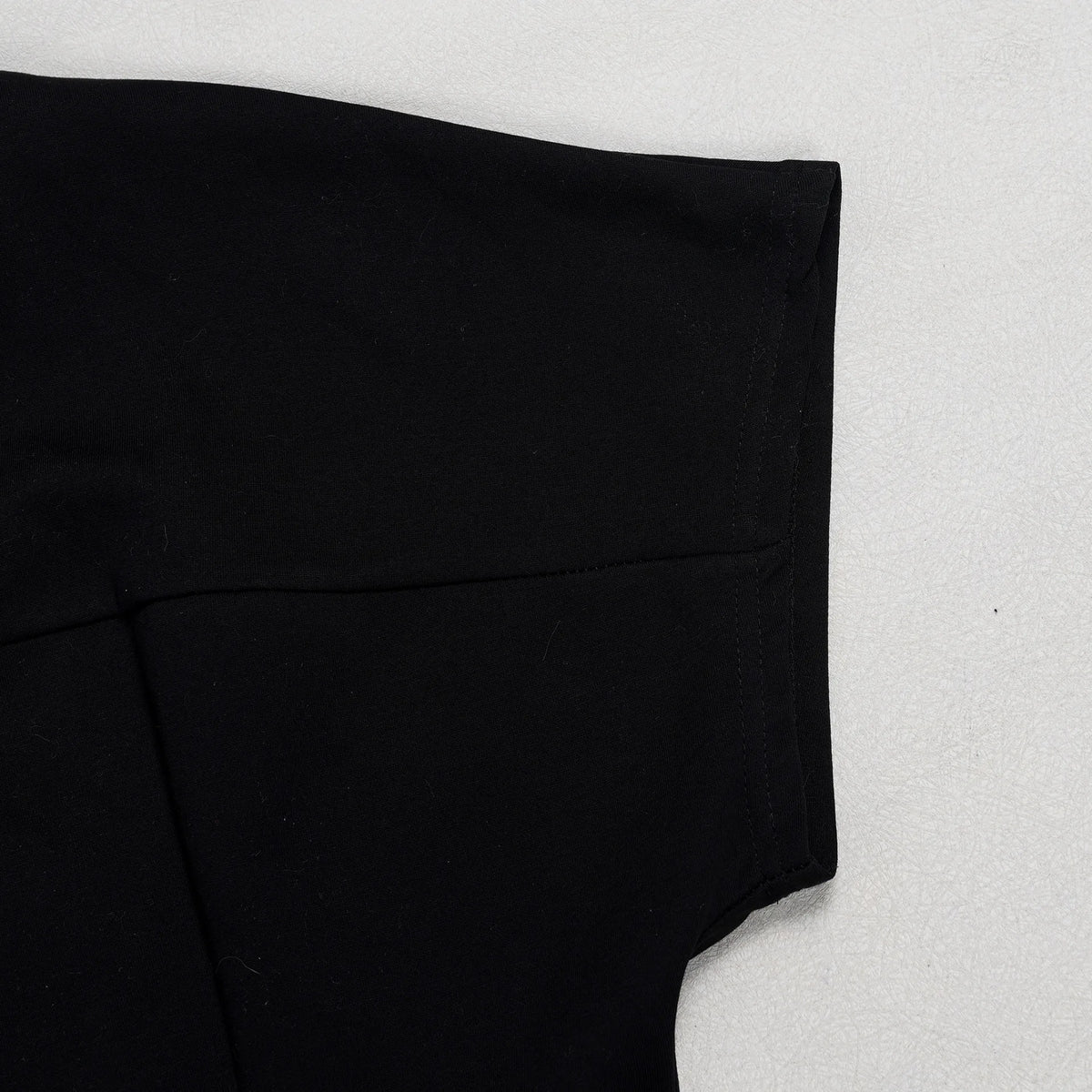 Conjunto de pantalón de 2 piezas para mujer

Conjunto a juego liso con chaqueta abotonada de manga corta, cuello en V, cintura alta y pantalón amplio hasta la rodilla. Corte holgado. Colección otoño 2026.