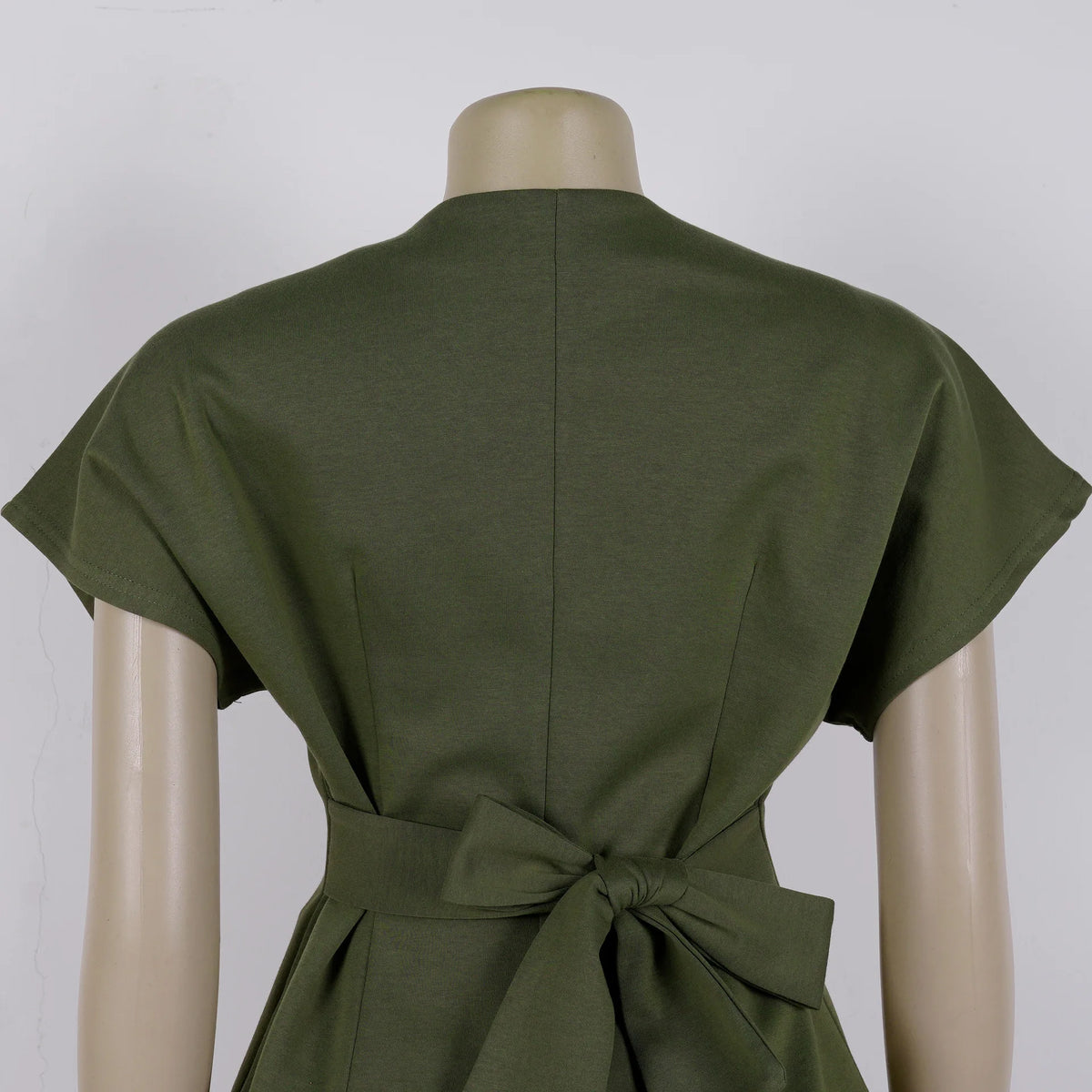 Conjunto de pantalón de 2 piezas para mujer

Conjunto a juego liso con chaqueta abotonada de manga corta, cuello en V, cintura alta y pantalón amplio hasta la rodilla. Corte holgado. Colección otoño 2026.
