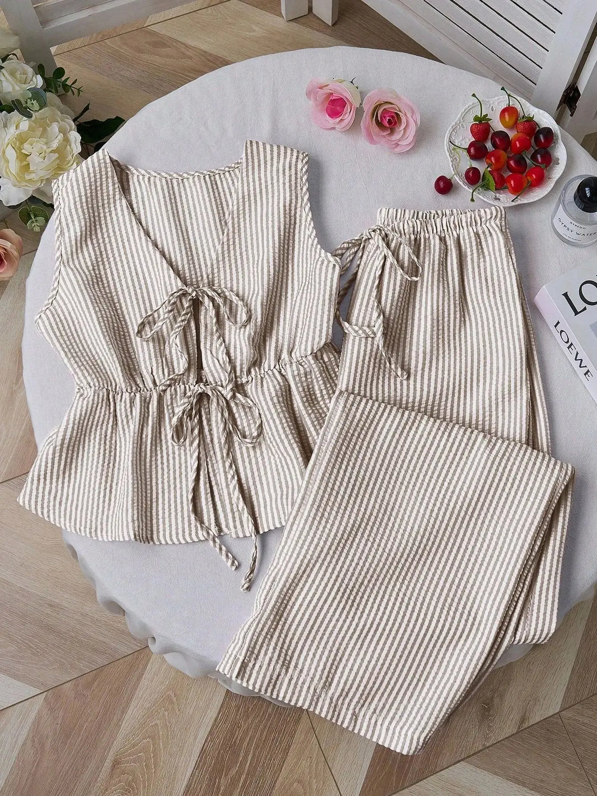 Conjunto de 2 piezas de rayas – Blusa de cuello V y pantalón de pierna ancha

Estilo: Casual / elegante
Temporada: Primavera-Verano
Tipo: Conjunto de pantalón
Detalles: Rayas · cuello V · cordones · sin mangas · cintu
