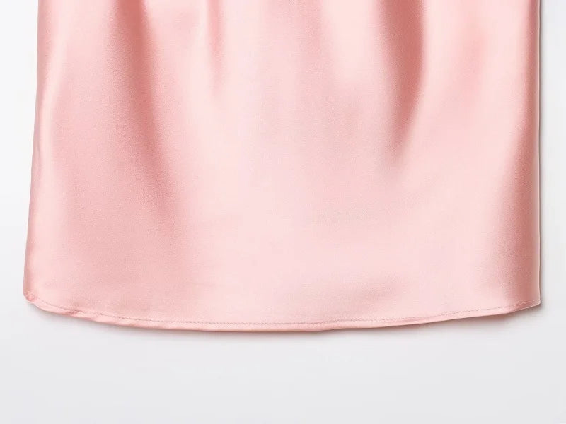 Top Halter de Satén para Mujer – Espalda Descubierta | Colección Verano
Top femenino de estilo elegante y veraniego, con acabado satinado, espalda descubierta y diseño de hombros descubiertos. Ideal para looks de verano,