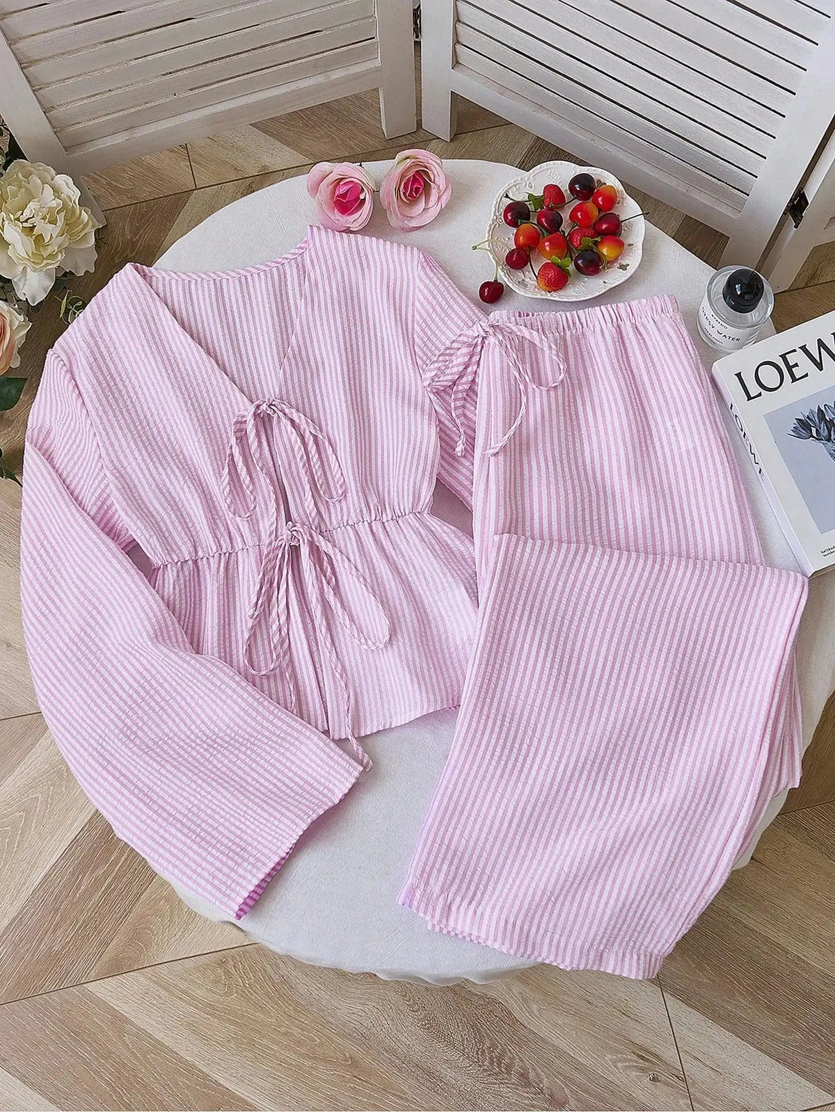 Conjunto de 2 piezas de rayas – Blusa de cuello V y pantalón de pierna ancha

Estilo: Casual / elegante
Temporada: Primavera-Verano
Tipo: Conjunto de pantalón
Detalles: Rayas · cuello V · cordones · sin mangas · cintu