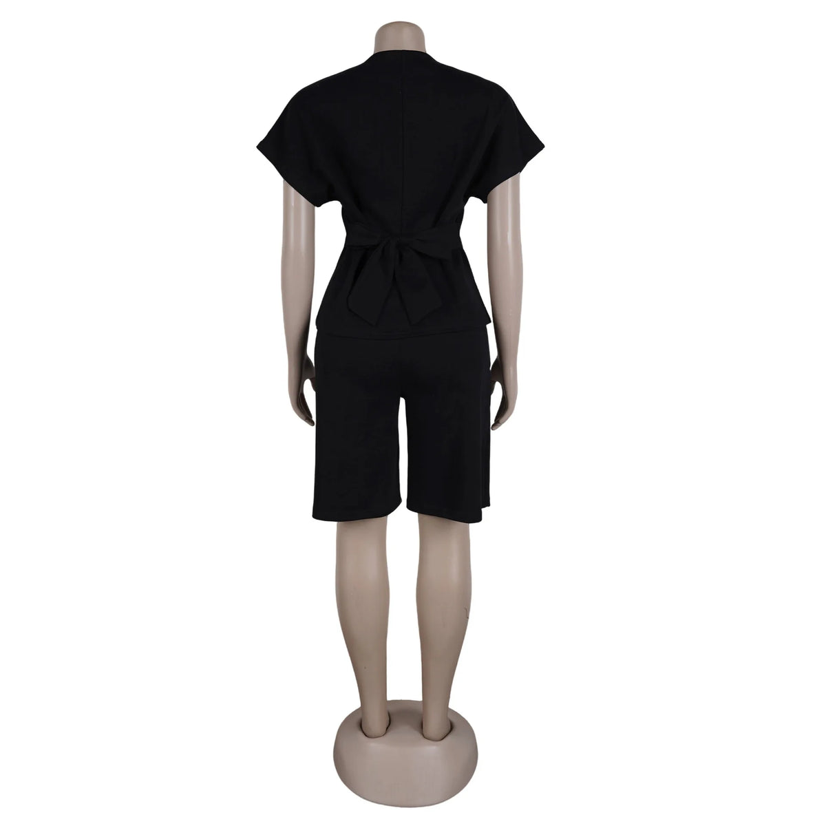 Conjunto de pantalón de 2 piezas para mujer

Conjunto a juego liso con chaqueta abotonada de manga corta, cuello en V, cintura alta y pantalón amplio hasta la rodilla. Corte holgado. Colección otoño 2026.