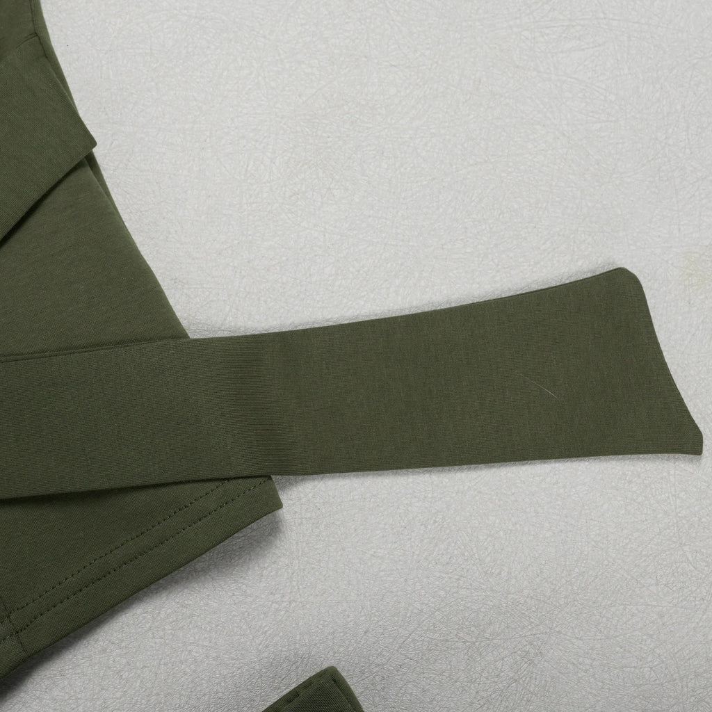 Conjunto de pantalón de 2 piezas para mujer

Conjunto a juego liso con chaqueta abotonada de manga corta, cuello en V, cintura alta y pantalón amplio hasta la rodilla. Corte holgado. Colección otoño 2026.