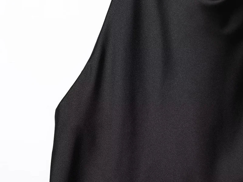Top Halter de Satén para Mujer – Espalda Descubierta | Colección Verano
Top femenino de estilo elegante y veraniego, con acabado satinado, espalda descubierta y diseño de hombros descubiertos. Ideal para looks de verano,