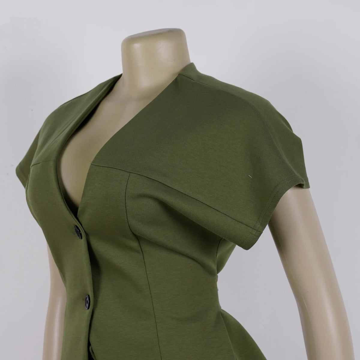 Conjunto de pantalón de 2 piezas para mujer

Conjunto a juego liso con chaqueta abotonada de manga corta, cuello en V, cintura alta y pantalón amplio hasta la rodilla. Corte holgado. Colección otoño 2026.