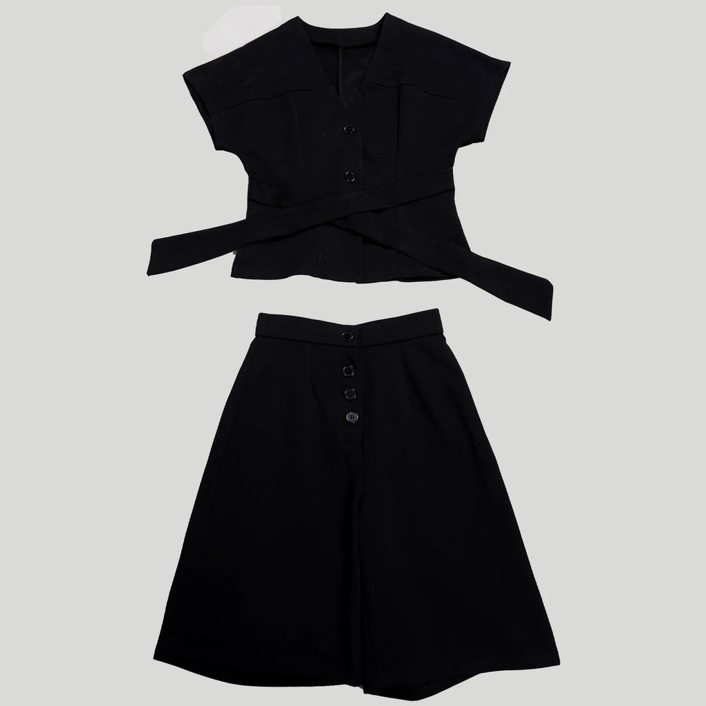 Conjunto de pantalón de 2 piezas para mujer

Conjunto a juego liso con chaqueta abotonada de manga corta, cuello en V, cintura alta y pantalón amplio hasta la rodilla. Corte holgado. Colección otoño 2026.