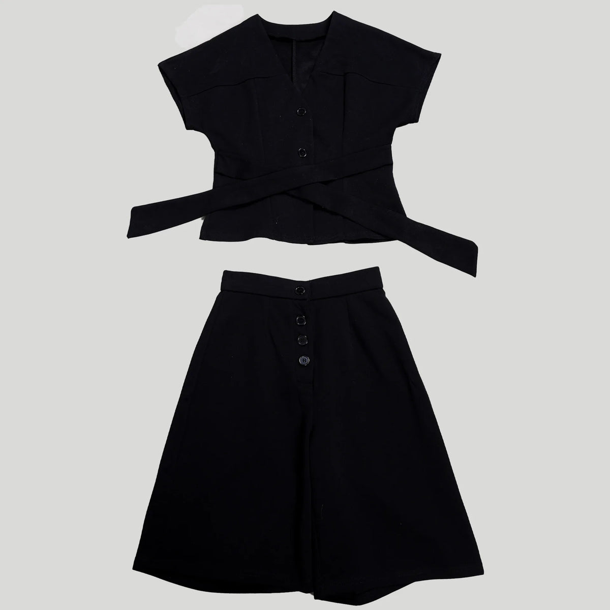 Conjunto de pantalón de 2 piezas para mujer

Conjunto a juego liso con chaqueta abotonada de manga corta, cuello en V, cintura alta y pantalón amplio hasta la rodilla. Corte holgado. Colección otoño 2026.