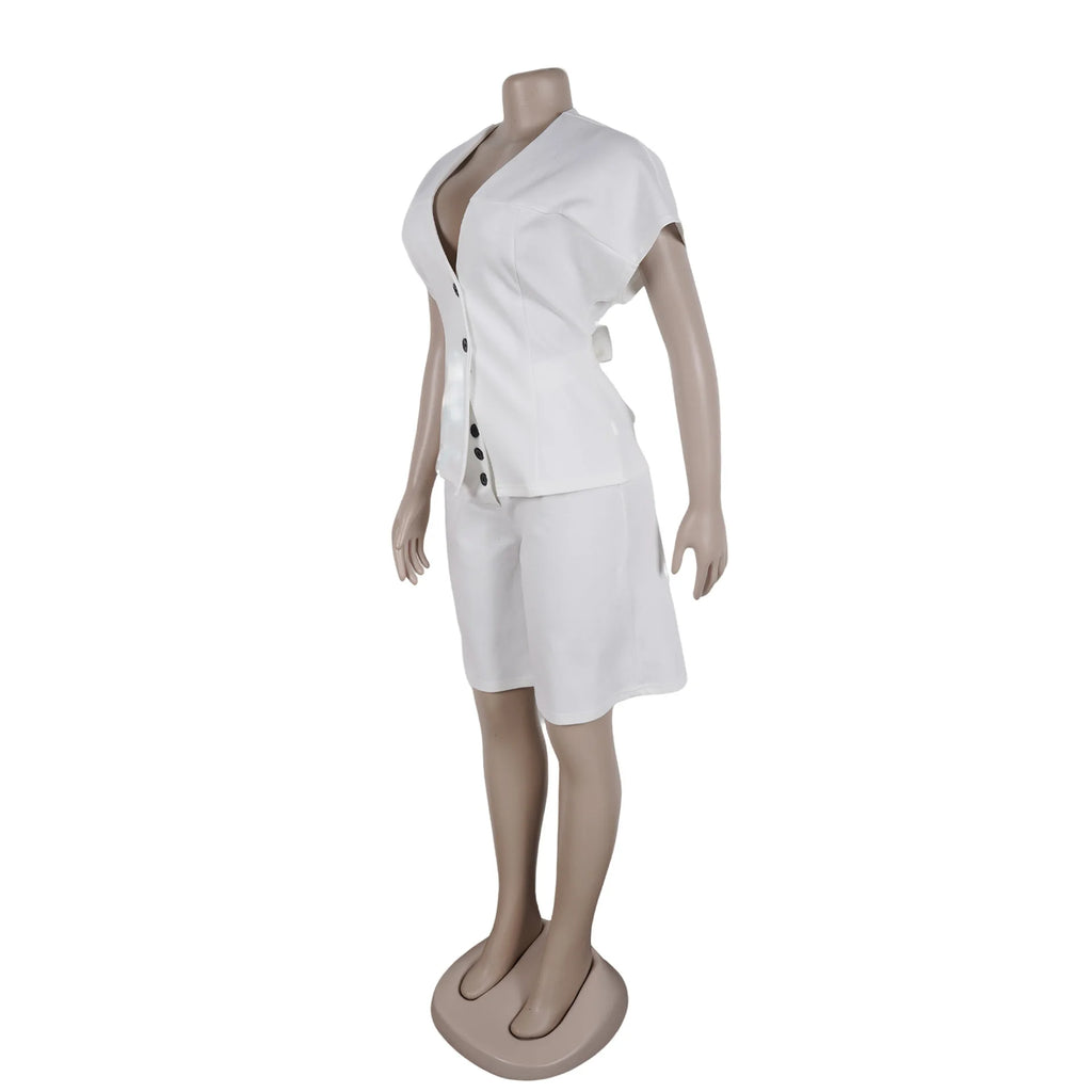 Conjunto de pantalón de 2 piezas para mujer

Conjunto a juego liso con chaqueta abotonada de manga corta, cuello en V, cintura alta y pantalón amplio hasta la rodilla. Corte holgado. Colección otoño 2026.