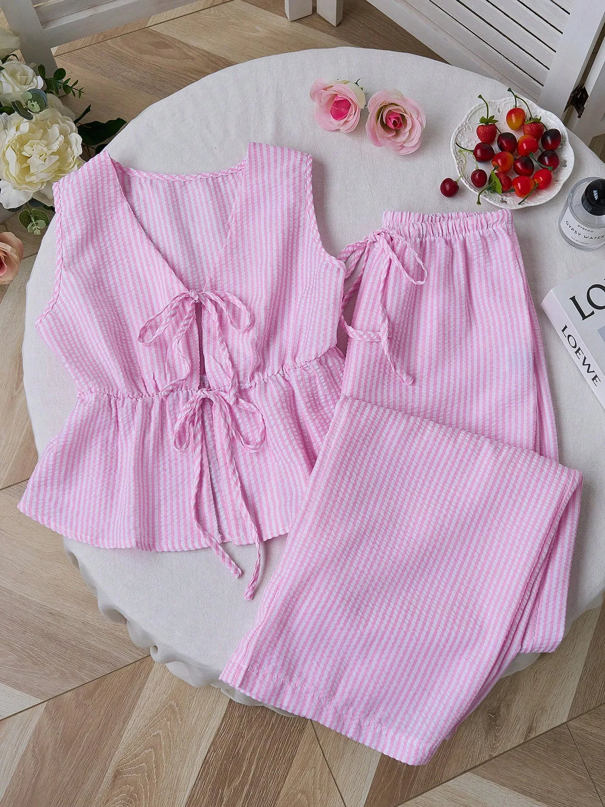 Conjunto de 2 piezas de rayas – Blusa de cuello V y pantalón de pierna ancha

Estilo: Casual / elegante
Temporada: Primavera-Verano
Tipo: Conjunto de pantalón
Detalles: Rayas · cuello V · cordones · sin mangas · cintu