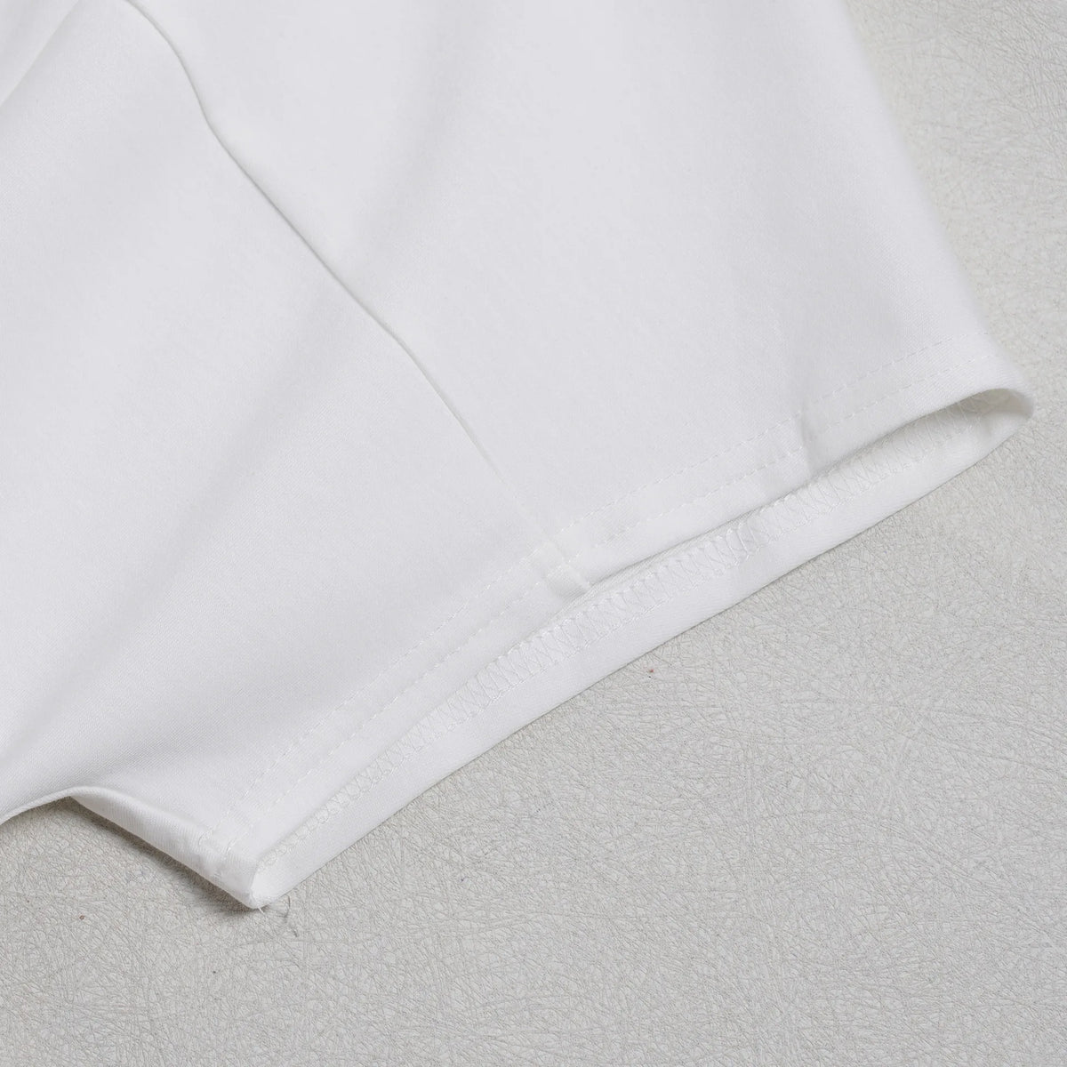 Conjunto de pantalón de 2 piezas para mujer

Conjunto a juego liso con chaqueta abotonada de manga corta, cuello en V, cintura alta y pantalón amplio hasta la rodilla. Corte holgado. Colección otoño 2026.