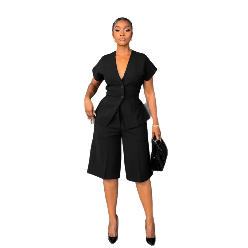 Conjunto de pantalón de 2 piezas para mujer

Conjunto a juego liso con chaqueta abotonada de manga corta, cuello en V, cintura alta y pantalón amplio hasta la rodilla. Corte holgado. Colección otoño 2026.
