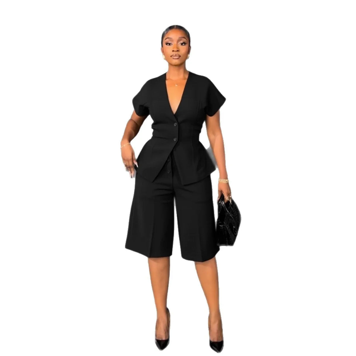 Conjunto de pantalón de 2 piezas para mujer

Conjunto a juego liso con chaqueta abotonada de manga corta, cuello en V, cintura alta y pantalón amplio hasta la rodilla. Corte holgado. Colección otoño 2026.