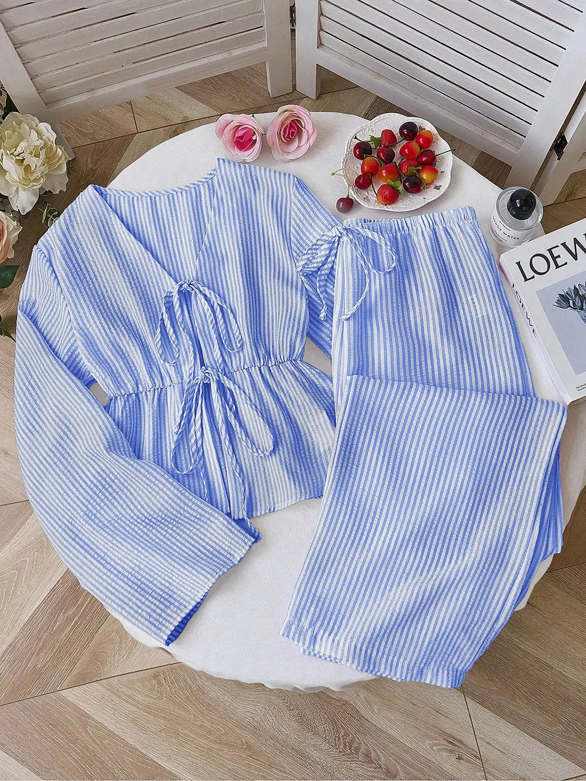 Conjunto de 2 piezas de rayas – Blusa de cuello V y pantalón de pierna ancha

Estilo: Casual / elegante
Temporada: Primavera-Verano
Tipo: Conjunto de pantalón
Detalles: Rayas · cuello V · cordones · sin mangas · cintu