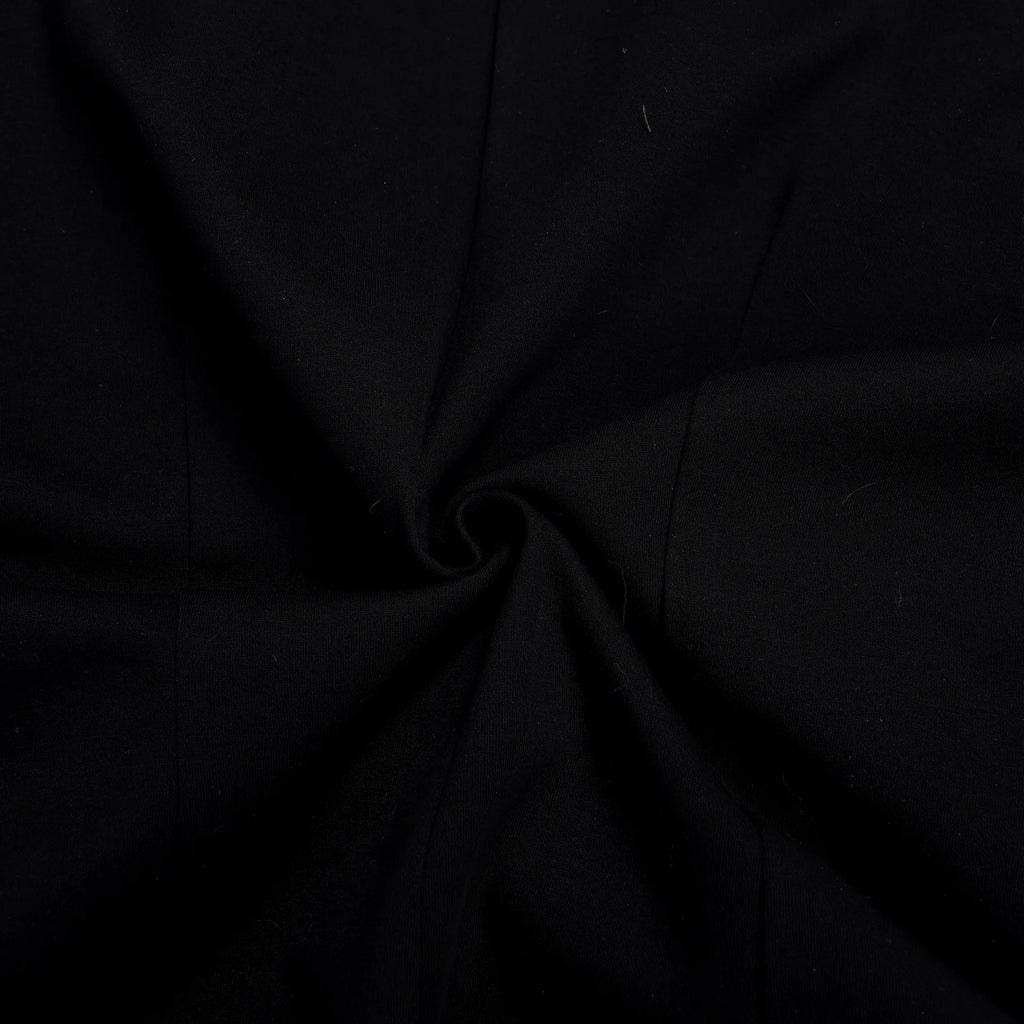 Conjunto de pantalón de 2 piezas para mujer

Conjunto a juego liso con chaqueta abotonada de manga corta, cuello en V, cintura alta y pantalón amplio hasta la rodilla. Corte holgado. Colección otoño 2026.