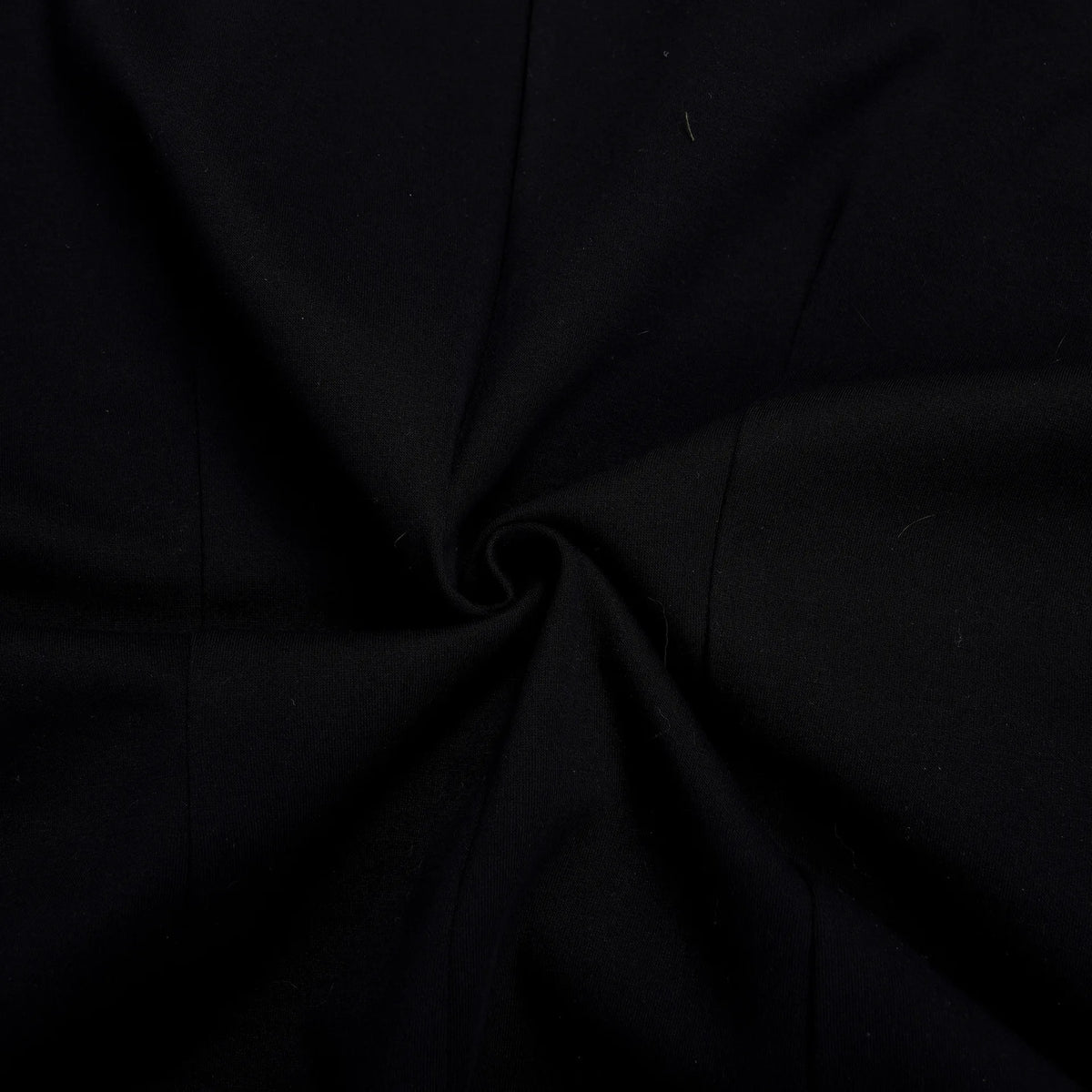 Conjunto de pantalón de 2 piezas para mujer

Conjunto a juego liso con chaqueta abotonada de manga corta, cuello en V, cintura alta y pantalón amplio hasta la rodilla. Corte holgado. Colección otoño 2026.