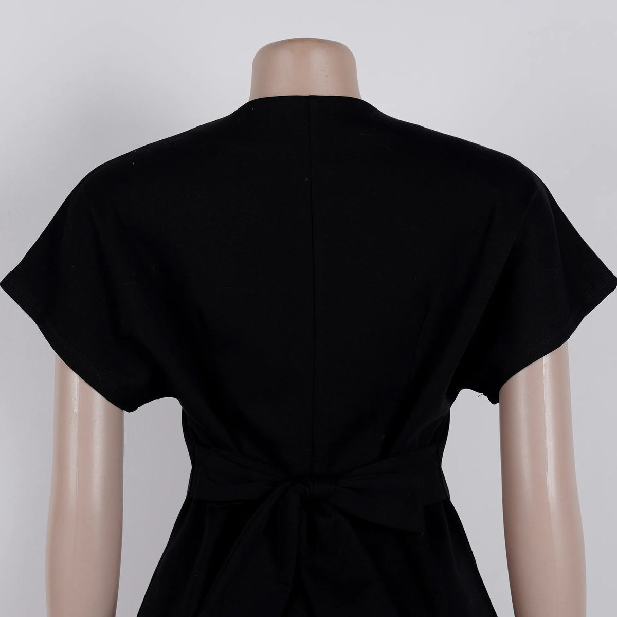Conjunto de pantalón de 2 piezas para mujer

Conjunto a juego liso con chaqueta abotonada de manga corta, cuello en V, cintura alta y pantalón amplio hasta la rodilla. Corte holgado. Colección otoño 2026.