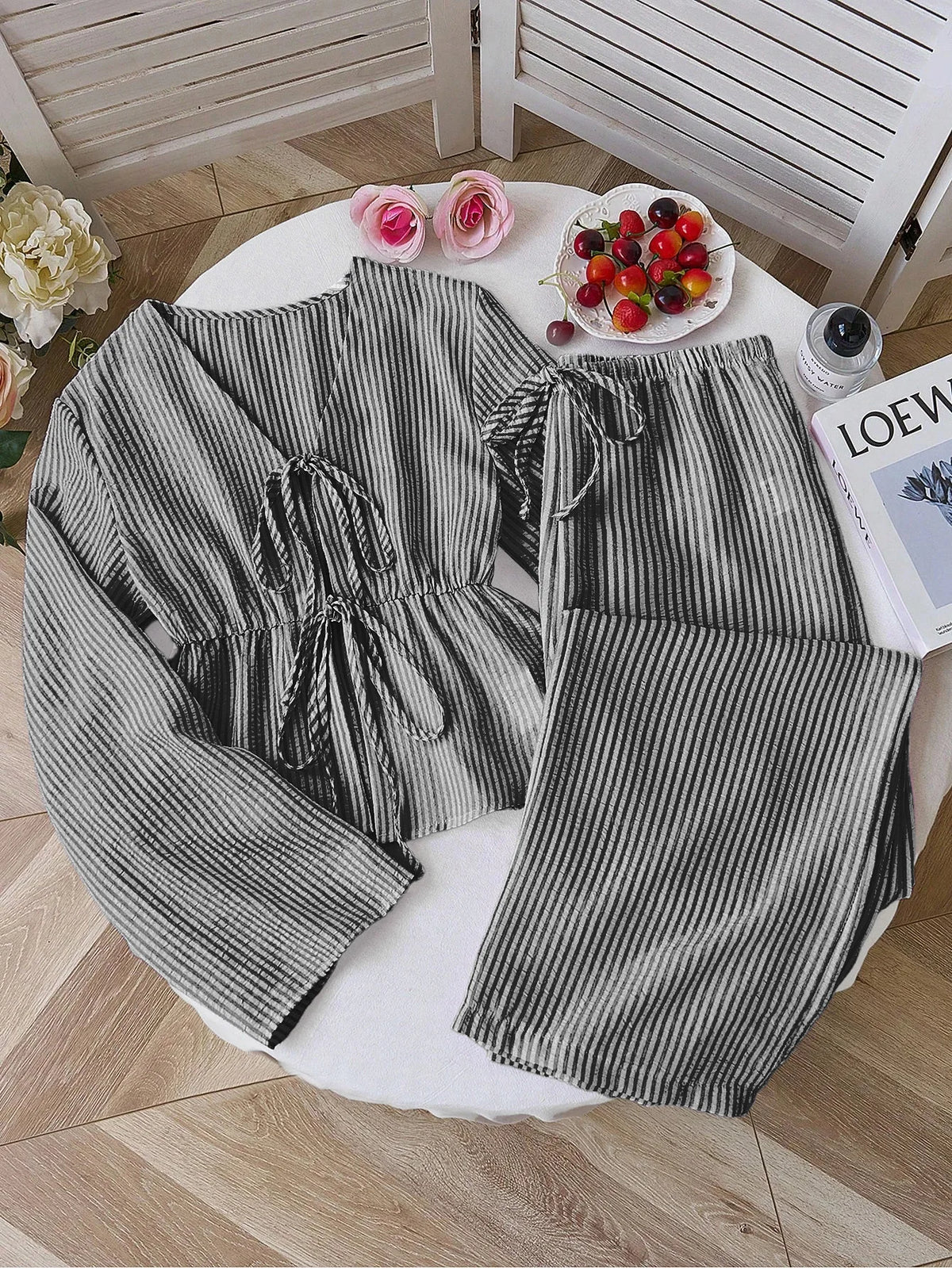 Conjunto de 2 piezas de rayas – Blusa de cuello V y pantalón de pierna ancha

Estilo: Casual / elegante
Temporada: Primavera-Verano
Tipo: Conjunto de pantalón
Detalles: Rayas · cuello V · cordones · sin mangas · cintu